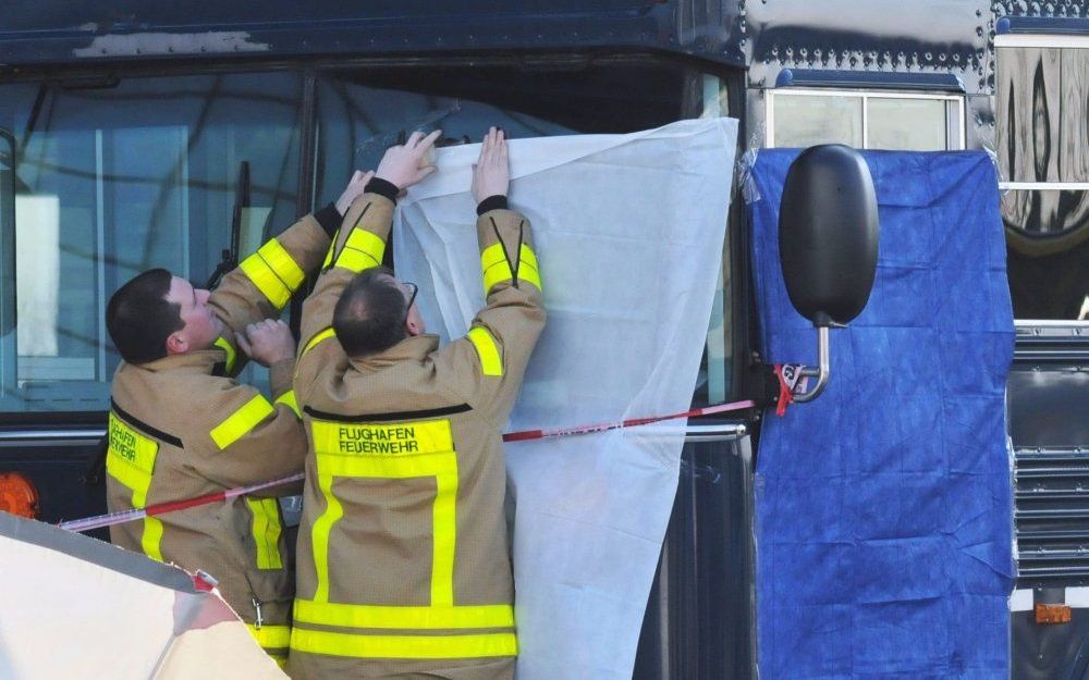 De bus waarop geschoten werd op vliegveld Frankfurt. Foto EPA