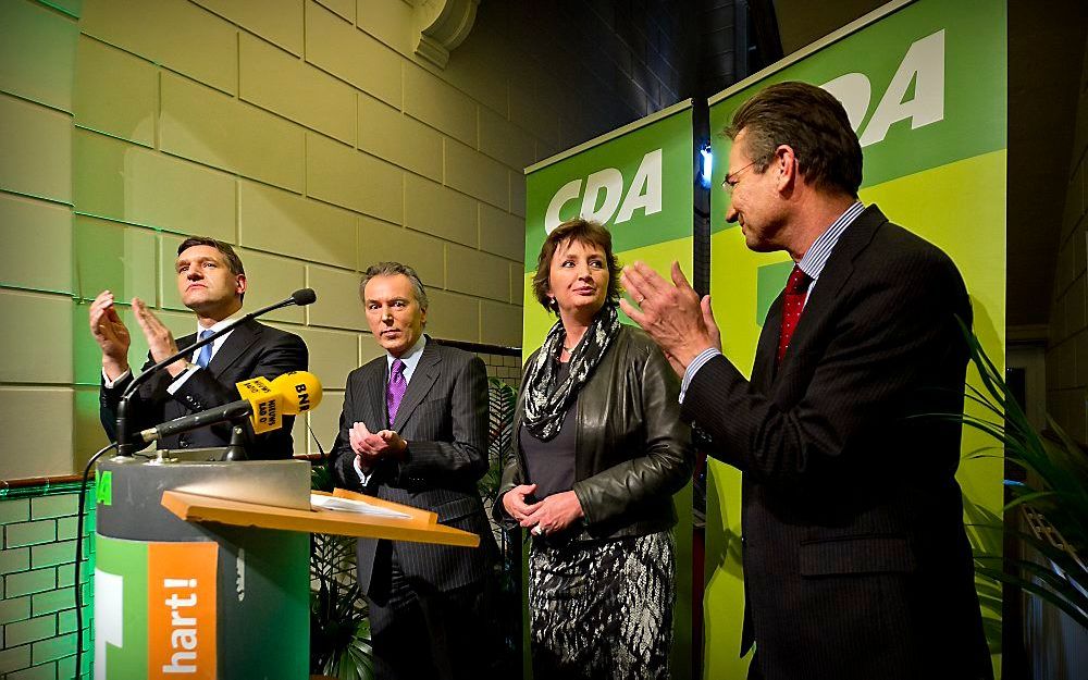 CDA-leider Verhagen wordt tijdens zijn speech geflankeerd door de CDA-fractievoorzitters in de Tweede en de Eerste Kamer, Van Haersma Buma (l.) en Brinkman. Rechts partijvoorzitter Spies. Foto ANP