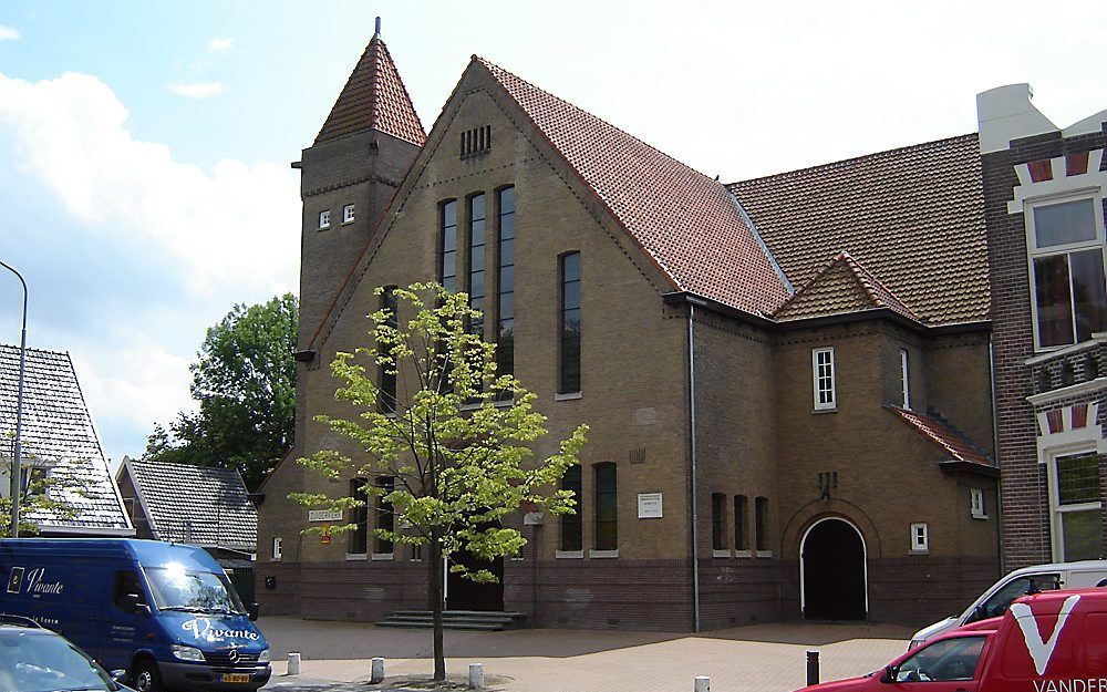 ASSEN – De protestantse gemeente in Assen wil de Zuiderkerk per januari 2012 sluiten. De kerkenraad van de wijk Zuiderkerk is het daar echter niet mee eens en wil de kerk voorlopig behouden. Gisteravond hielden de leden van de wijkgemeente zich met de pro