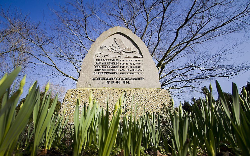 ARNEMUIDEN – De ramp met de kotter heeft in Arnemuiden tot verslagenheid geleid. Op de foto het vissersmonument in het dorp. Foto ANP