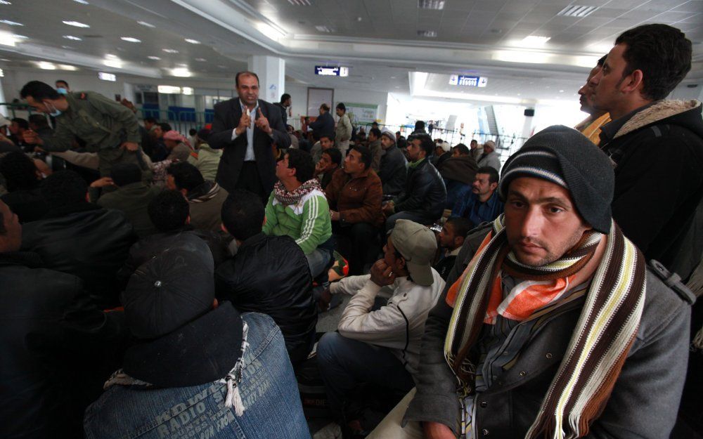 Een menigte heeft zaterdag in Caïro het hoofdkantoor van de veiligheids dienst bestormd.  Foto EPA