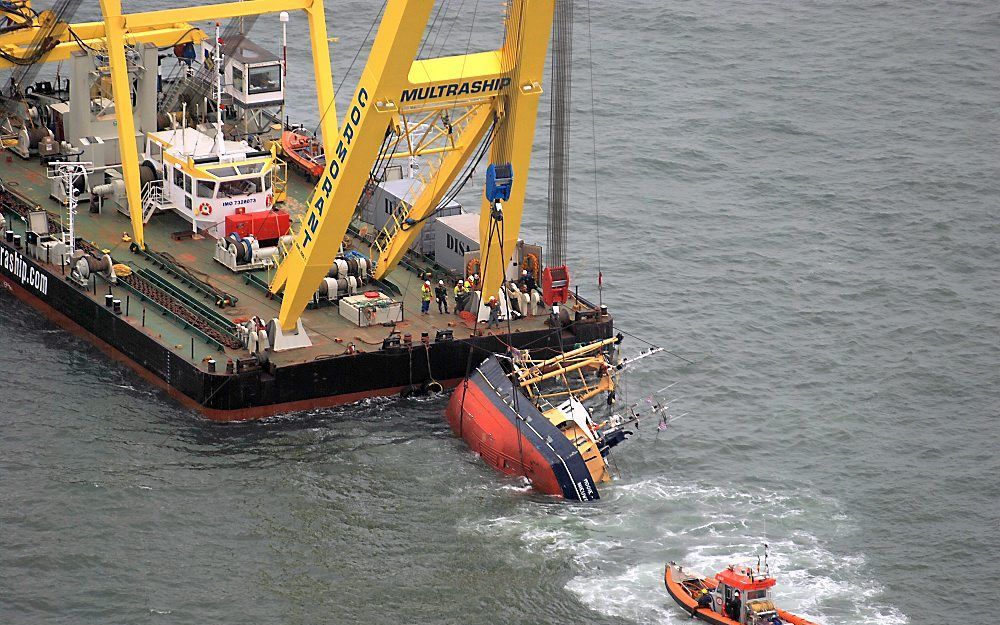 De berging van de gekapseisde viskotter 'N28' ('Mooie Meid'), ca. 20 mijl uit de Frans-Belgische kust, is voorspoedig verlopen. Foto Peter Buteijn