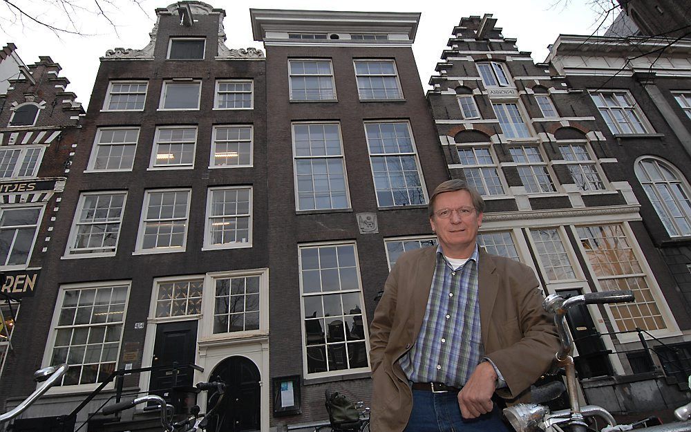 Henk Stenvers voor het Amsterdamse pand waar het bureau van de Algemene Doopsgezinde Sociëteit gevestigd is, met daarin de beroemde schuilkerk. „Wij verliezen bijna geen leden door opzeggingen. Doopsgezinden zijn trouwe leden. Probleem is wel: hoe kunnen 