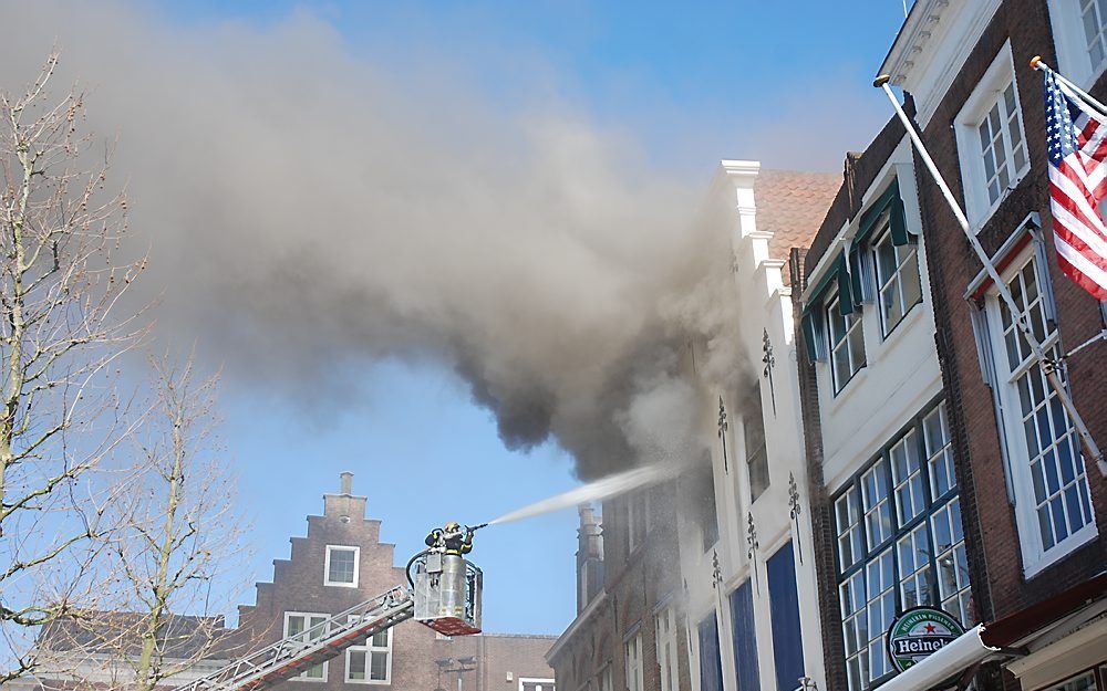 GOES – In café De Post aan de Grote Markt in Goes woedde gisteren een grote brand. Diverse brandweerwagens werden met spoed ter plekke gestuurd. Foto Roland de Jong