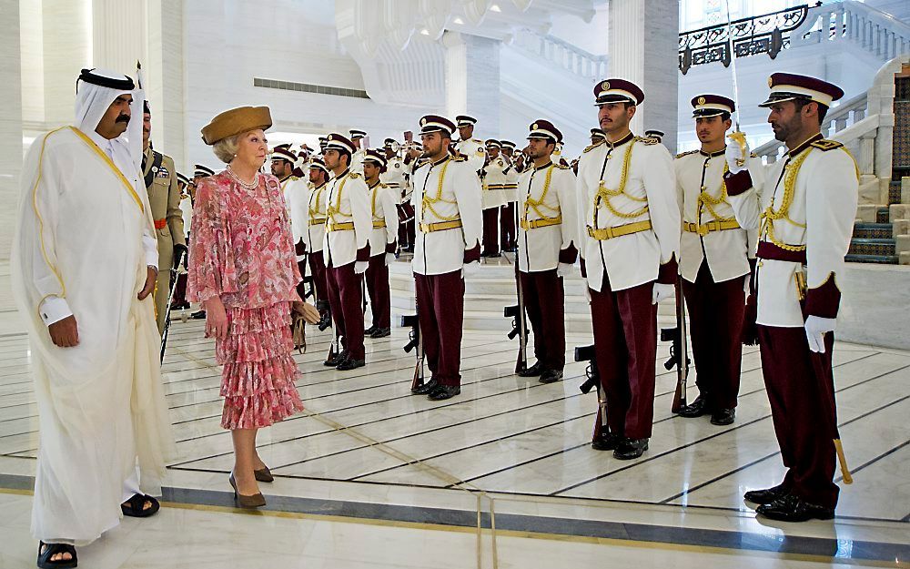 Koningin Beatrix komt woensdag aan bij het Amiri Diwan in Doha, waar zij wordt begroet door Sheikh Hamad bin Khalifa Al-Thani, Emir van Qatar. Foto ANP