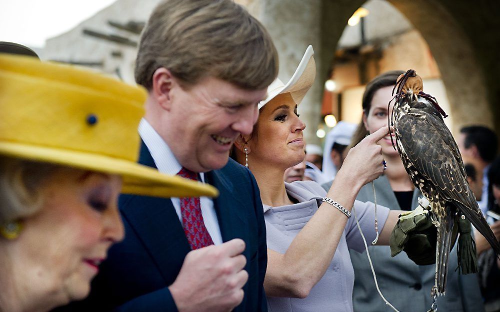 Prinses Maxima woensdag met een valk op haar arm, tijdens een wandeling met Prins Willem Alexander en prinses Maxima door de souq van Doha, waar zij onder andere een valkenhospitaal bezochten. Het koninklijk gezelschap brengt woensdag en donderdag een bez