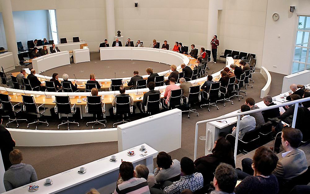 De Haagse gemeenteraad heeft donderdagavond unaniem ingestemd met een voorstel van het college om het mes te zetten in subsidies van instellingen die hun bestuursleden of directeuren een salaris geven boven de balkenendenorm. Foto ANP