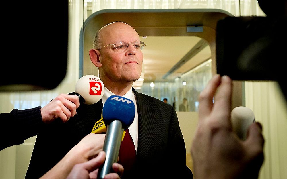 Minister Rosenthal staat op Schiphol de pers te woord over de vrijlating van de drie Nederlandse militairen.  Foto ANP