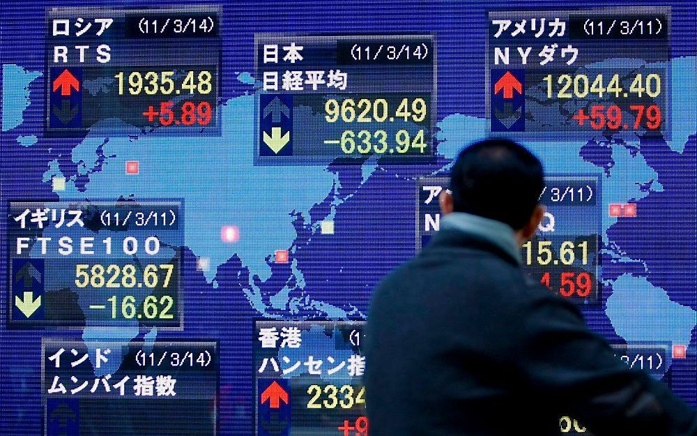 De Japanse Nikkei-index verloor dinsdag 11 procent na het nieuws dat er wellicht een nucleaire risico's dreigen. Foto EPA