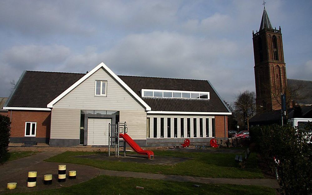 In Eemnes vond zaterdag de opening van het kerkelijk centrum van de hervormde gemeente plaats. Het multifunctionele gebouw heeft de naam De Wel gekregen. Foto W. Oosterbroek-Zoeten