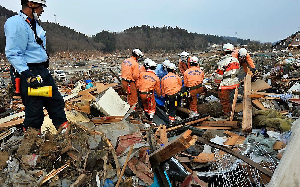 Intens verdriet onder duizenden Japanners vanwege het verlies van geliefden, als gevolg van de tsunami. Maar van een definitief afscheid is volgens hun boeddhistisch-shintoïstisch geloof geen sprake.  Foto EPA