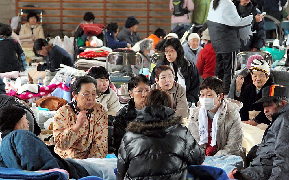 Beelden van de explosie bij de kerncentrale Fukushima 1 werden gisteren steeds weer herhaald op de Japanse televisie. Ze zien er angstaanjagend uit. Toch is er nog geen sprake van een exodus uit het rampgebied. Foto EPA