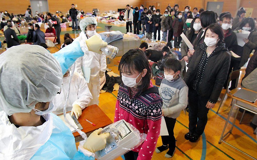 Medisch personeel in Fukushima test kinderen op nucleaire besmetting. Foto EPA