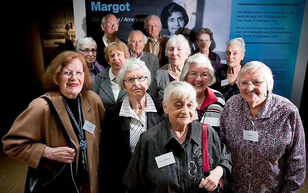 Vriendinnen en klasgenoten (waaronder Jetteke Frijda, 2e links vooraan) tijdens de opening van de tentoonstelling op 15 maart 2011. Foto AFS, fotograaf Cris Toala Olivares