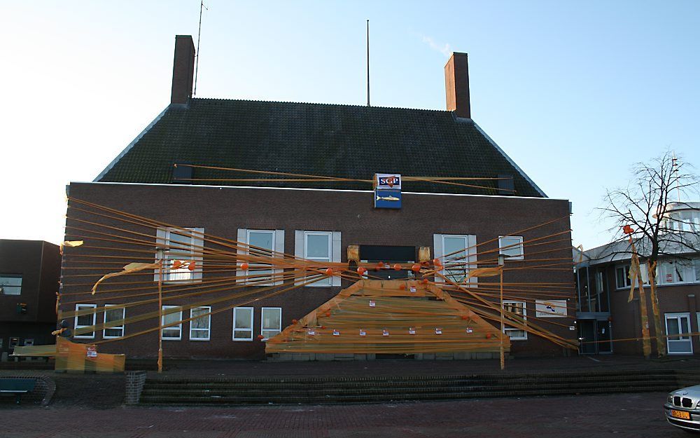 GENEMUIDEN – SGP-jongeren pakten vorig jaar maart het gemeentehuis van Genemuiden in omdat ze het gebouw wilden behouden voor de inwoners. Foto SGP-jongeren