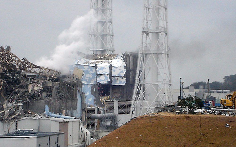 Tokyo Electric Power Co gaf woensdag een foto vrij van de beschadigde kerncentrale Fukushima. Links rook uit reactor 3, rechts reactor 4. Foto EPA