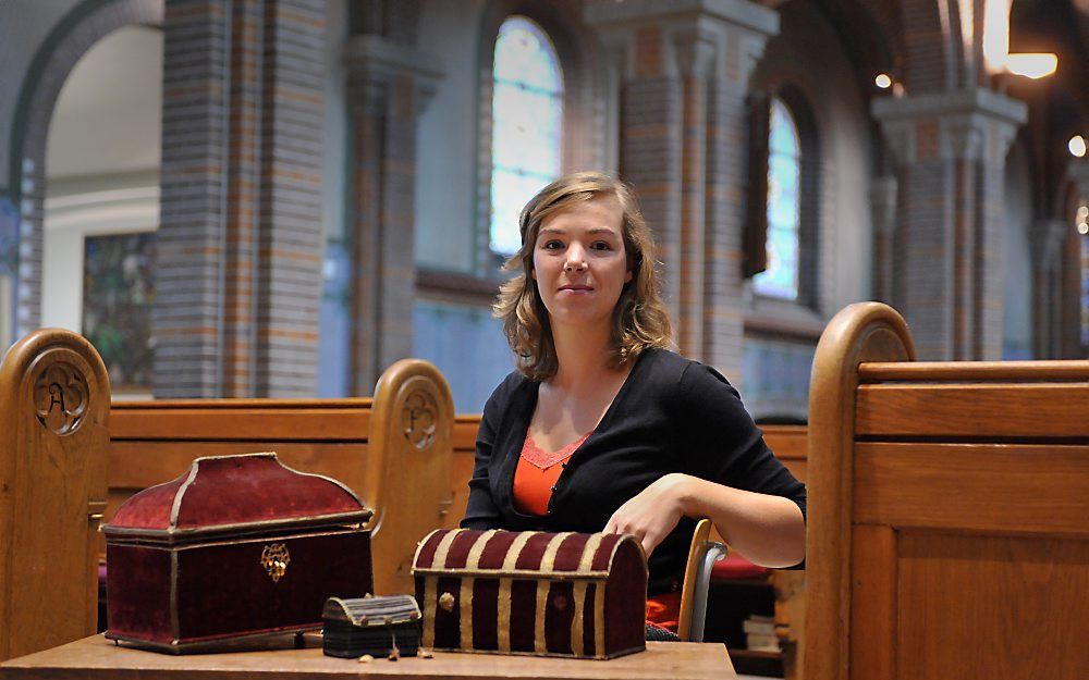 Kunsthistorica Anique de Kruijf onderzocht de reliekschat van de oudkatholieke Gertrudiskathedraal in Utrecht. Ze pakte ruim 1700 relieken voorzichtig uit hun omhulsels, fotografeerde en beschreef ze. Foto Erik Kottier