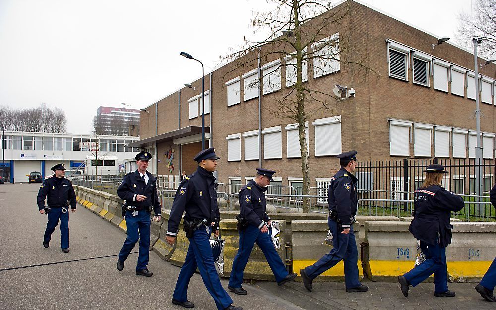 Agenten arriveren bij de speciaal beveiligde rechtbank de bunker in Amsterdam. Foto ANP