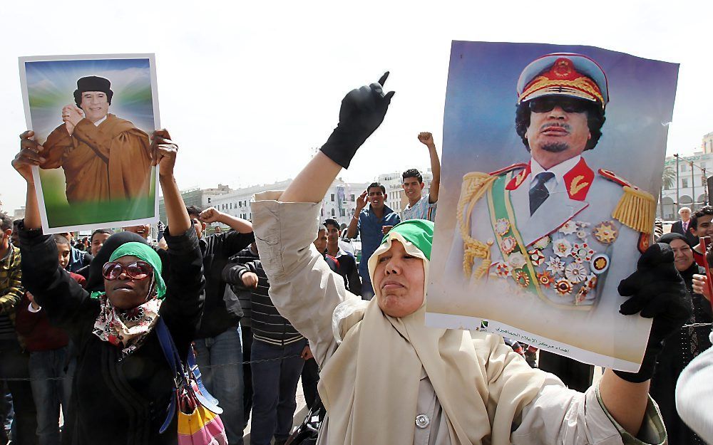 Aanhangers van Gaddafi in de straten van Tripoli. Foto EPA