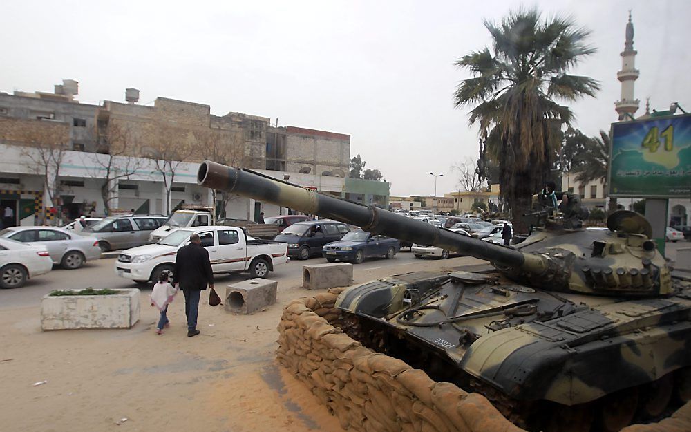 Tank in de straten van Tripoli. Foto EPA