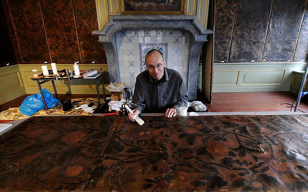 De Britse leerrestaurateur Theo Sturge aan het werk in het stadhuis van Dokkum. Foto Frans Andringa