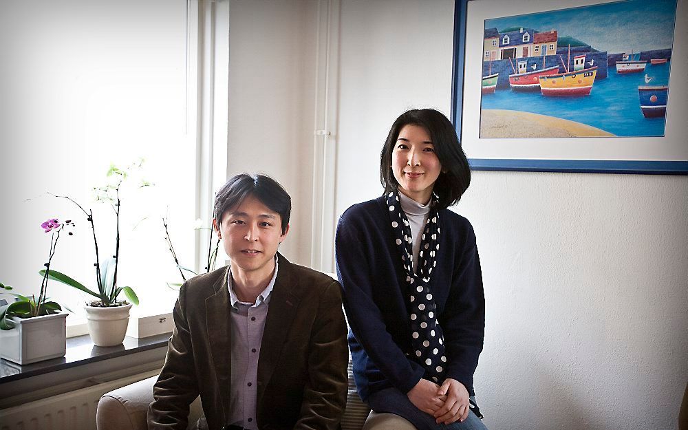 De Japanse ds. Ishihara en zijn vrouw Nozomi volgen vanuit Apeldoorn de ontwikkelingen in hun vaderland. „Ik bid God of Hij duidelijk wil maken wat Hij met deze ramp wil zeggen.” Foto RD, Henk Visscher