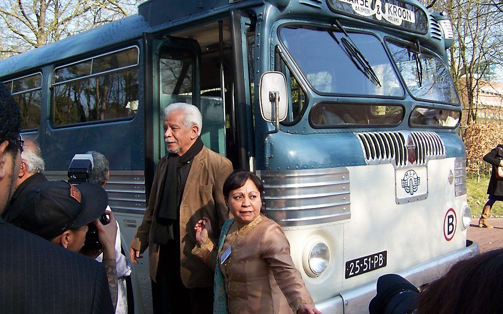 Molukkers arriveerden maandagmet een historische bus bij Kamp Amersfoort, net zoals zestig jaar geleden. Foto RD