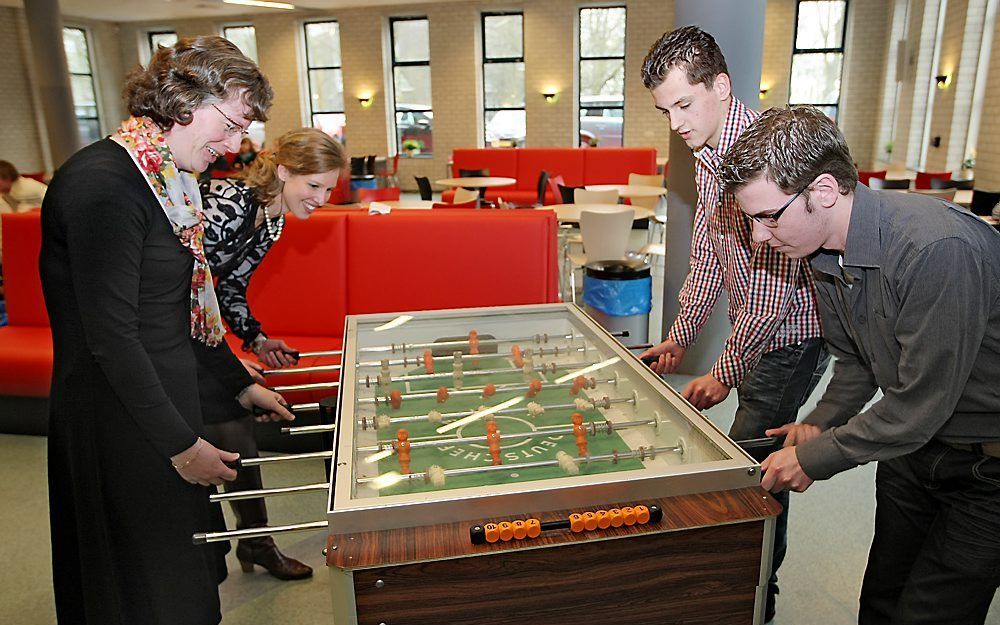 Als je de beste wilt worden, moet je goed samenspelen. Twee docenten en twee studenten van het Hoornbeeck College in Rotterdam: Jannerieke Verloop (linksachter), Bianca Schrijvers (linksvoor), Jan-Willem Kraaijeveld (rechtsachter) en Floris Dekker (rechts