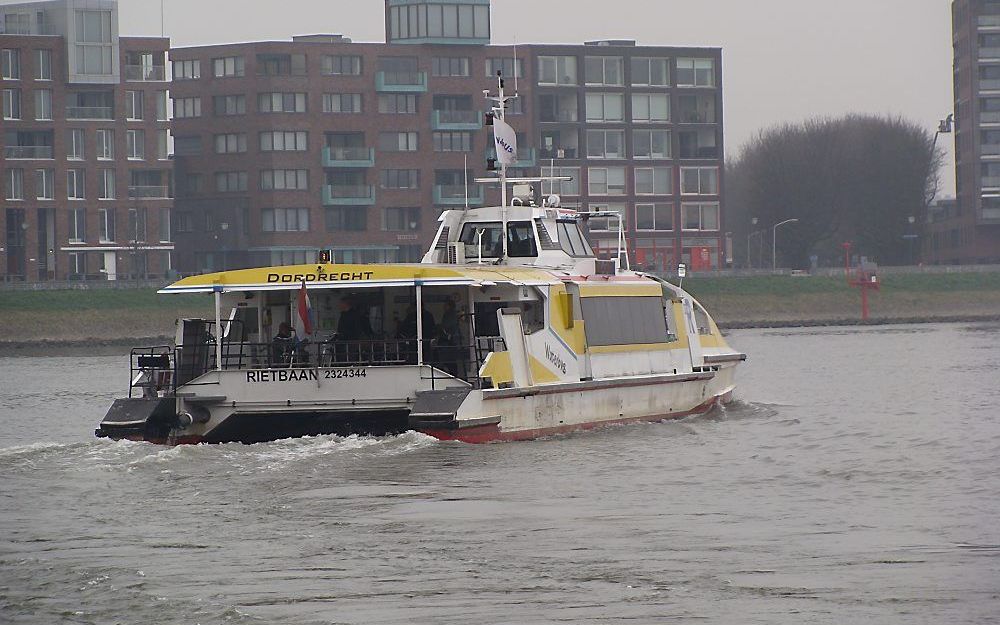 DORDRECHT – De Waterbus, de veerdienst tussen Rotterdam en Dordrecht, krijgt van de klanten het rapportcijfer 8,3. Foto André Bijl