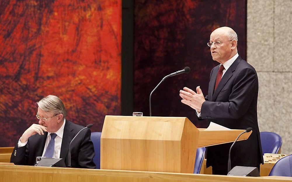 Ministers Hans Hillen (L) van Defensie en Uri Rosenthal van Buitenlandse Zaken woensdagavond in de Tweede Kamer tijdens het debat over de Nederlandse bijdrage aan de missie in Libie. Foto ANP