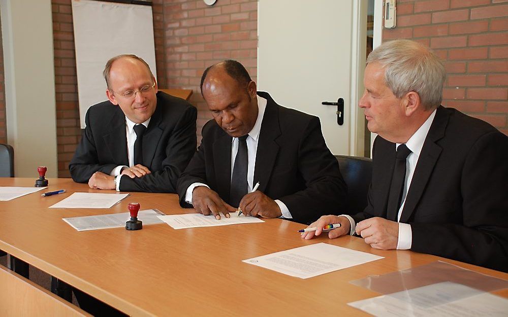 De ZGG heeft in Woerden een overeenkomst gesloten met vertegenwoordigers van de Indonesische theologische opleidingen in Badung (Bali), Sorong (Papoea) en Wamena (Papoea). V.l.n.r. ds. J. IJsselstein, ds. M. Nekwek en ds. G. J. N. Moens. Foto ZGG