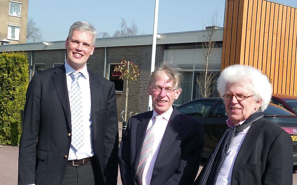 Het blad Kontekstueel wordt met zijn open formule nog steeds als riskant gezien, zegt ds. P. L. de Jong (r.). „Het onderstreept alleen maar ons bestaansrecht.” Naast hem ds. W. J. Dekker (l.) en ds. W. Dekker (m.). Foto RD