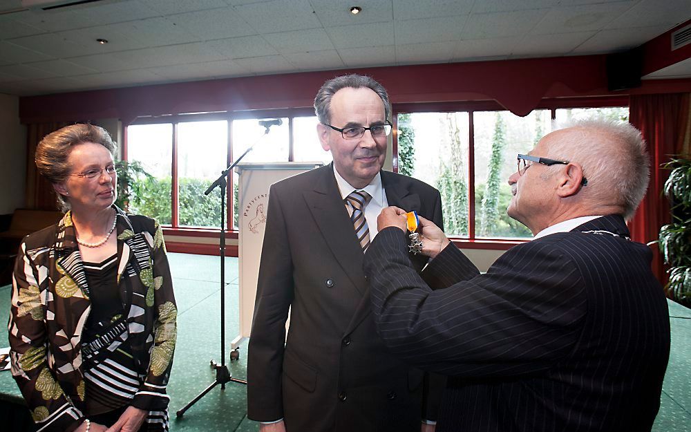 Dr. W. Fieret ontvangt de onderscheiding. Foto Herman Stöver