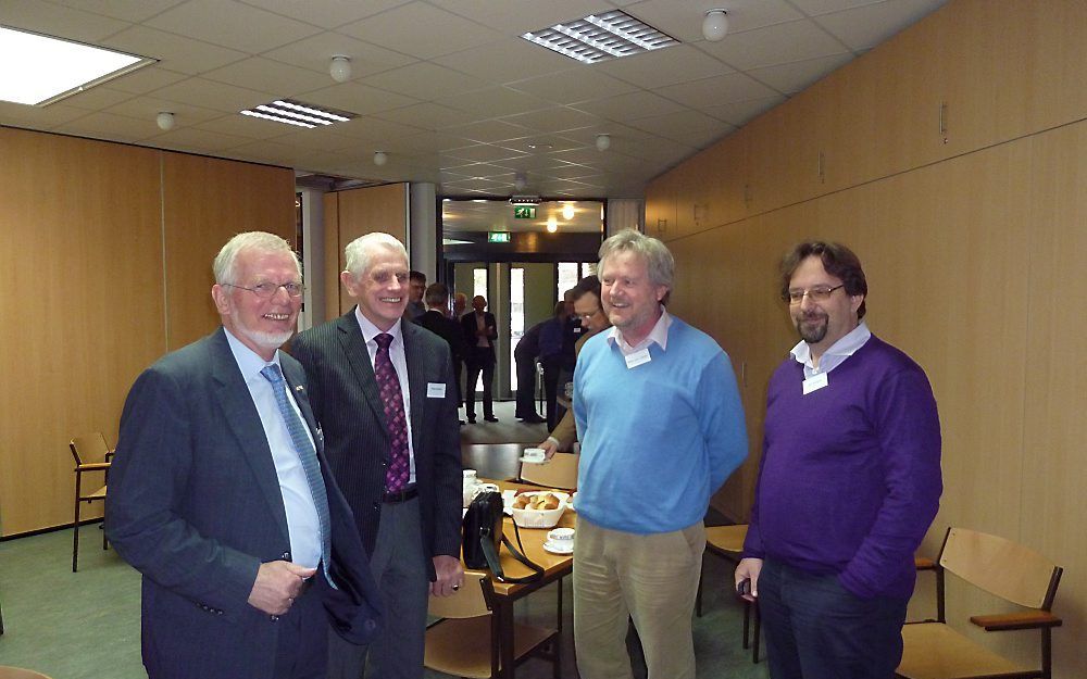 Tijdens de conferentie Kleine oecumene. Vlnr: prof. dr. J. Maris, ir. K. Mulder, dagvoorzitter drs. Willem van ’t Spijker, ds. J. Wessels. Foto RD