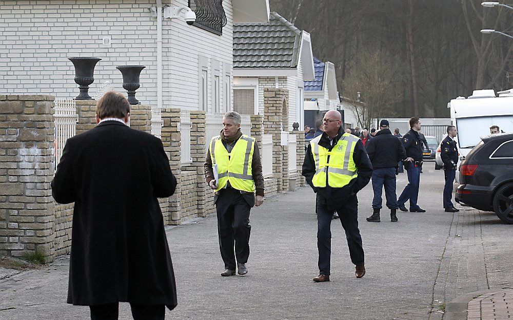 De politie valt dinsdag een woonwagenkamp in Eindhoven binnen. Aan de doorzoeking van het kamp aan de Heezerweg doen meer dan honderd politiemensen, medewerkers van de Koninklijke Marechaussee en de Belastingdienst en gemeenteambtenaren mee. Foto ANP