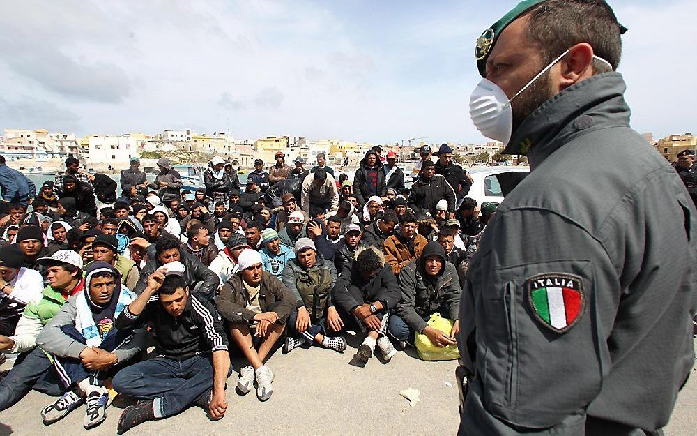 De situatie op het eilandje Lampedusa is door de toevloed van migranten en vluchtelingen onverdraaglijk geworden.  Foto EPA