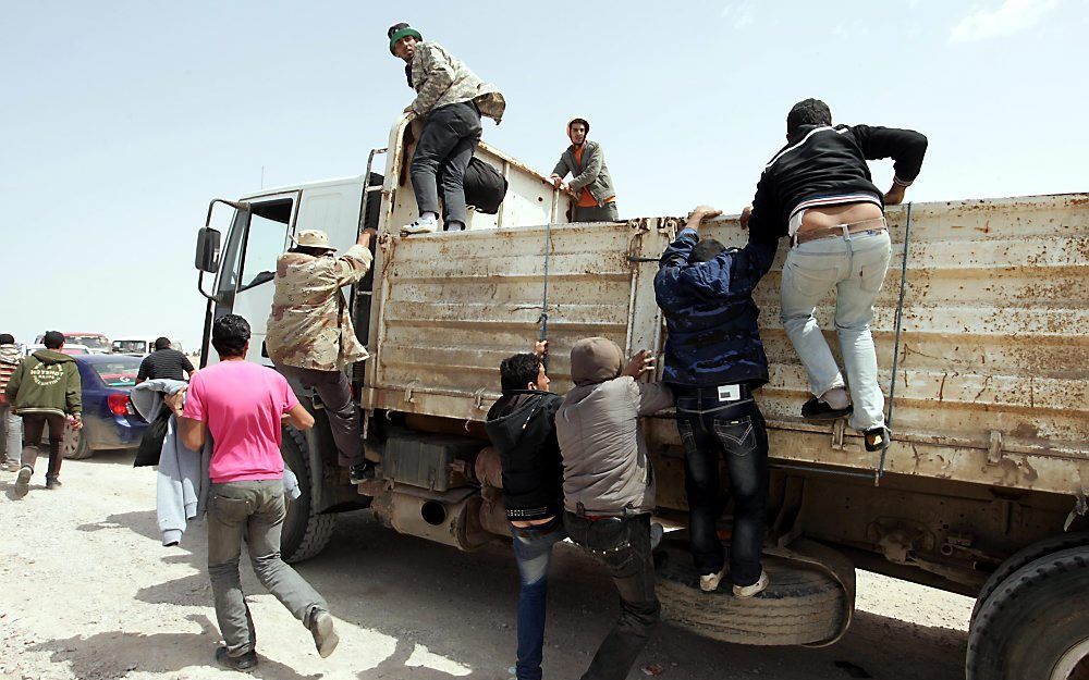 Rebellen vluchten als de troepen van Gaddafi oprukken naar Brega. Foto EPA