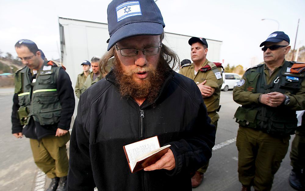 Hospiks van de Israëlische strijdkrachten bidden in de door de tsunami getroffen Japanse plaats Minami Sanriku. Israël heeft een medisch team van zo’n vijftig militairen naar het getroffen gebied in Japan gestuurd.	Foto EPA