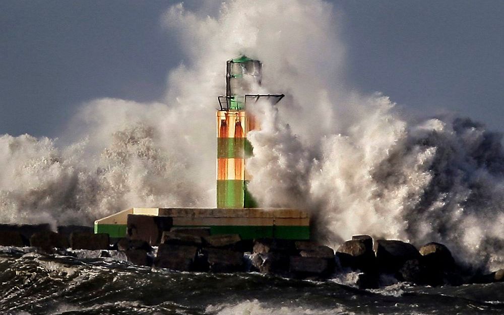 Hoe een verwoestende tsunami als in Japan het hoofd te bieden? Het is een vraag die golfexpert dr. Gerbrant van Vledder sterk bezighoudt. „Het is van het grootste belang om voldoende vluchtplekken te hebben.” Foto ANP