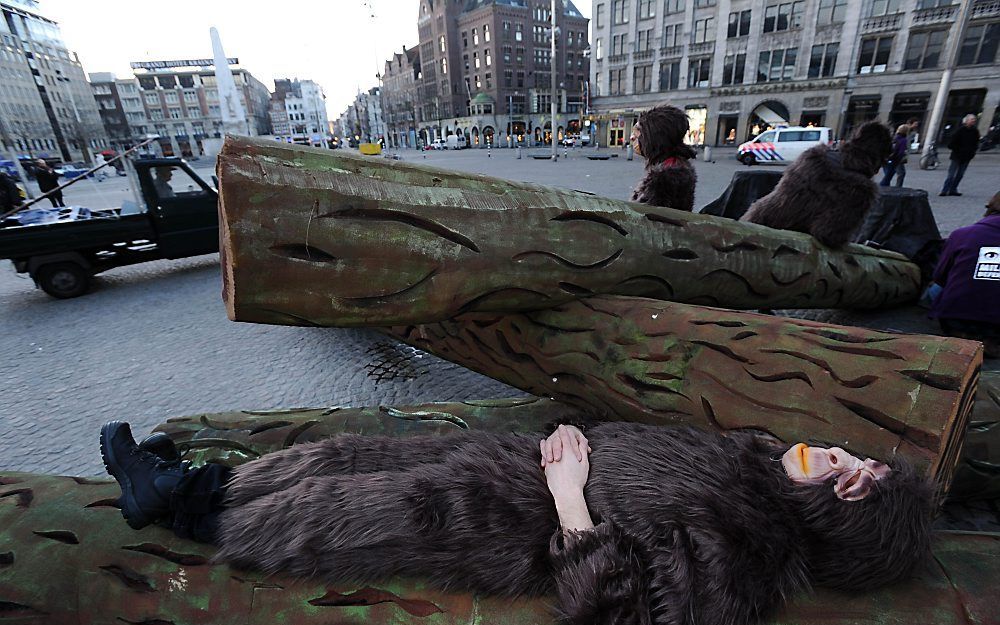 Actievoerders van Milieudefensie op de Dam. Foto ANP