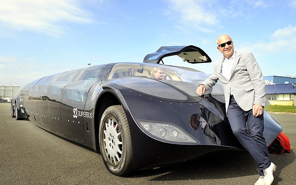 Wubbo Ockels voor de Superbus. Ockels en zijn team maken maandag op vliegbasis Valkenburg een testrit met de Superbus, een volledig elektrische bus waar de oud-astronaut samen met wetenschappers al jaren aan werkt.  Foto ANP