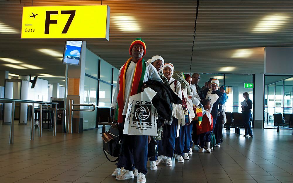 Aankomst van een groep uitgenodigde vluchtelingen uit een VN-kamp in Kakuma (Noord-Kenia) op Schiphol. Foto Karijn Kakebeeke