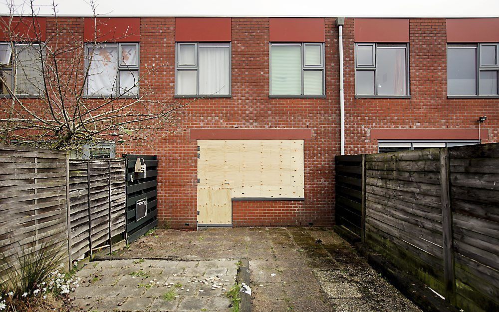 De ramen van de ouderlijke woning van het 12-jarige Groningse meisje dat onlangs is bevallen van een dochter zijn woensdag dichtgetimmerd. Foto ANP