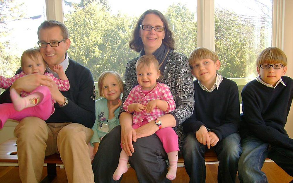 Geert en Eline de Boo, werkzaam voor de GZB als gemeentestichters in Tokio, zijn momenteel met hun kinderen in Nederland. Ze hopen dat de situatie in Tokio binnenkort veilig genoeg is om terug te keren. Foto familie De Boo