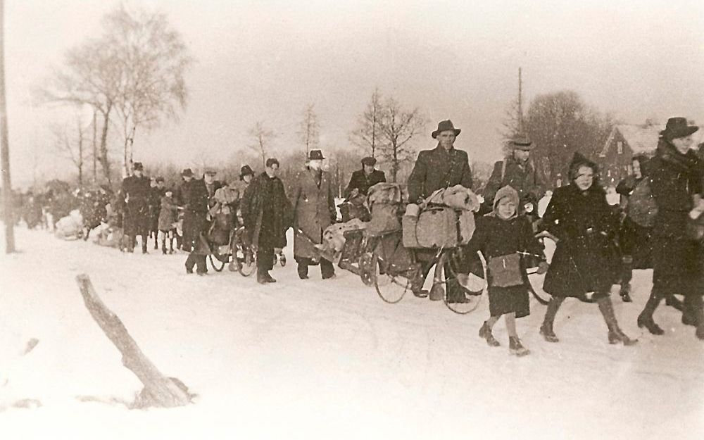 Inwoners van Roermond vertrokken in februari 1945 via Swalmen naar evacuatieadressen in het noorden van het land. Foto gemeentearchief Roermond