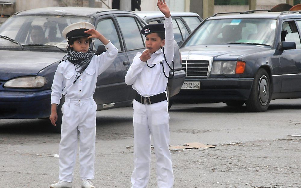 Kinderen doen dienst als verkeersregelaars in Derna. Foto Teun Voeten