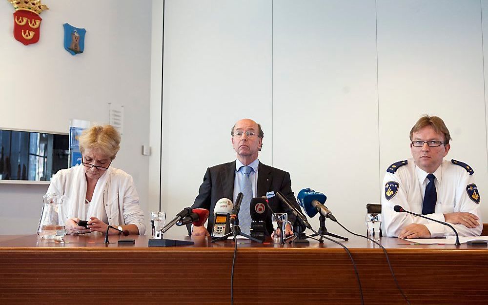 Waarnemend burgemeester Bas Eenhoorn (M) maakt de laatste stand van zaken bekend over de schietpartij tijdens een persconferentie in het stadhuis van Alphen aan den Rijn. Foto ANP