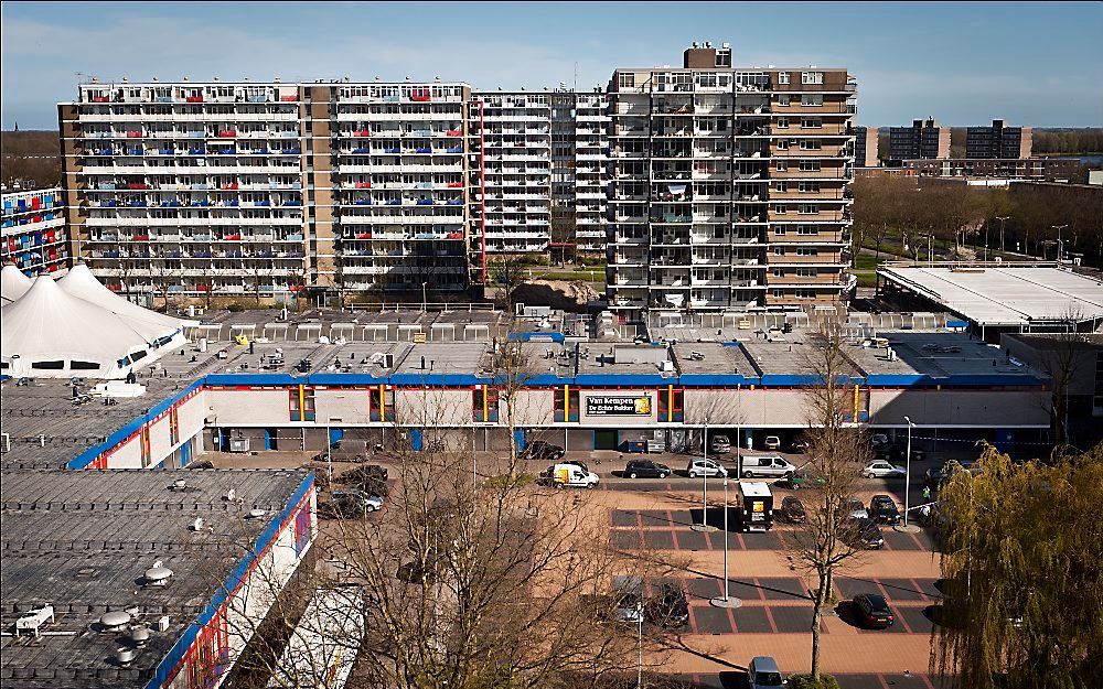 De technische recherche verricht zaterdag rechts op het terrein (in de schaduw) van het afgezette terrein van winkelcentrum De Ridderhof in Alphen aan de Rijn onderzoek.  Foto ANP