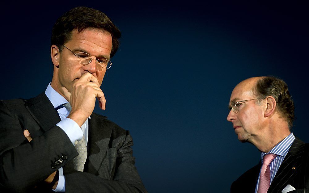 Rutte (l.) en burgemeester Eenhoorn van Alphen aan den Rijn. Foto ANP