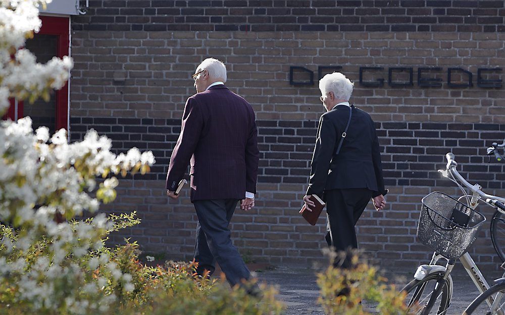 Twee bezoekers kwamen zondag aan bij de Goede Herderkerk in Alphen aan de Rijn. In de Goede Herderkerk in Alpen aan den Rijn werd zondag de herdenkingsdienst gehouden voor de slachtoffers van de schietpartij zaterdag in winkelcentrum De Ridderhof. Foto AN